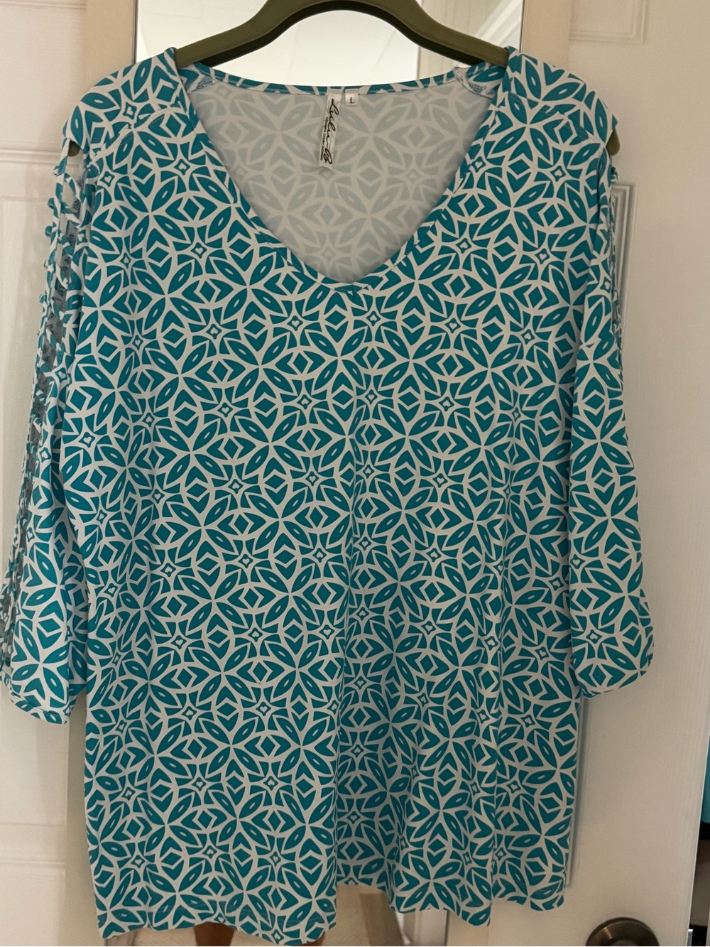 Lulu-B Teal and White Geometric V-Neck Blouse